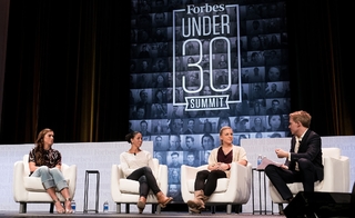 Alex Morgan feet photo thumbnail