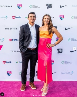 Alex Morgan feet photo thumbnail