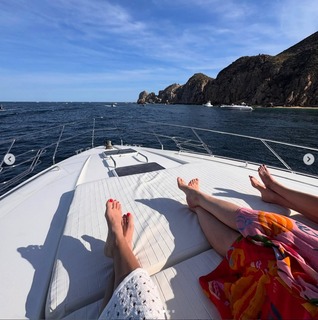 Alex Morgan feet photo thumbnail