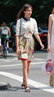 Alexa Chung feet photo thumbnail