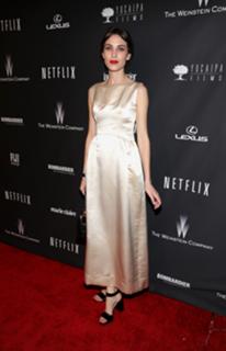 Alexa Chung feet photo thumbnail