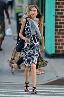 Alexa Chung feet photo thumbnail