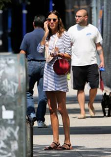Alexa Chung feet photo thumbnail