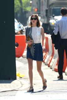 Alexa Chung feet photo thumbnail