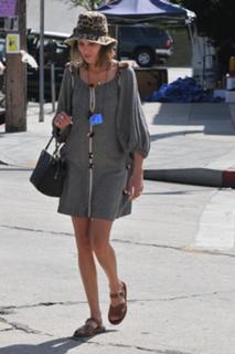 Alexa Chung feet photo thumbnail