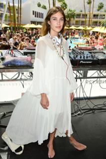 Alexa Chung feet photo thumbnail