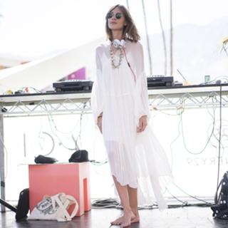 Alexa Chung feet photo thumbnail