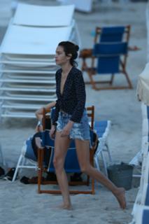 Alexa Chung feet photo thumbnail