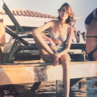 Alexa Chung feet photo thumbnail