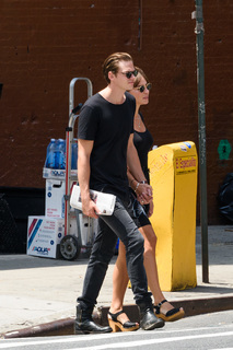 Alexa Chung feet photo thumbnail