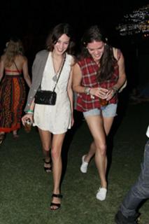 Alexa Chung feet photo thumbnail