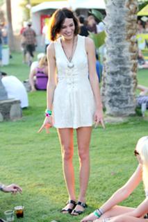 Alexa Chung feet photo thumbnail