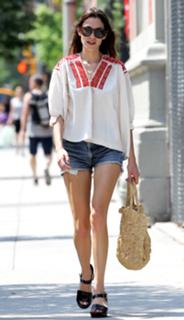 Alexa Chung feet photo thumbnail