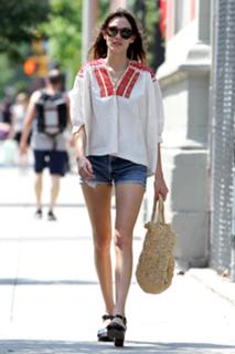 Alexa Chung feet photo thumbnail