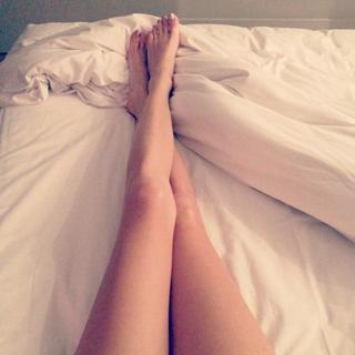 Alexa Chung feet photo thumbnail