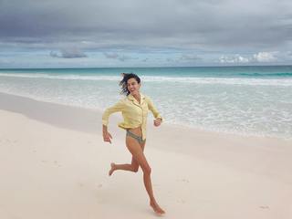 Alexa Chung feet photo thumbnail