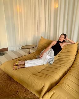 Alexa Chung feet photo thumbnail