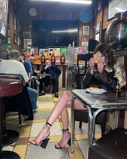 Alexa Chung feet photo thumbnail