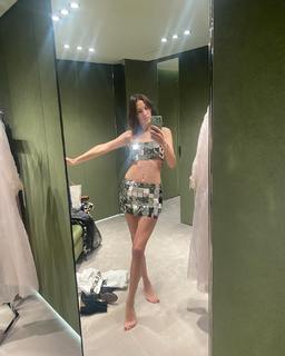 Alexa Chung feet photo thumbnail