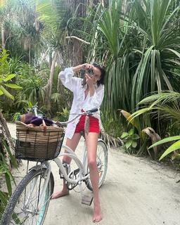 Alexa Chung feet photo thumbnail