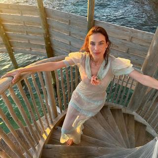 Alexa Chung feet photo thumbnail