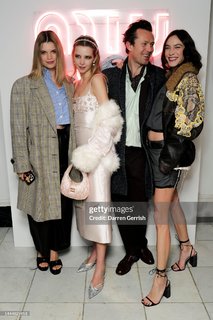 Alexa Chung feet photo thumbnail