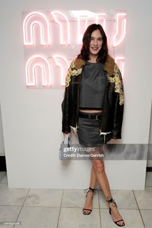 Alexa Chung feet photo thumbnail