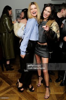 Alexa Chung feet photo thumbnail