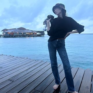 Alexa Chung feet photo thumbnail