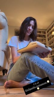 Alexa Chung feet photo thumbnail