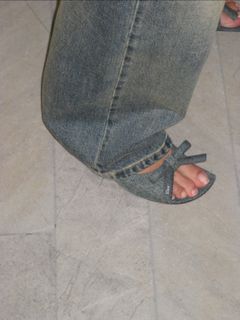 Alexa Chung feet photo 4