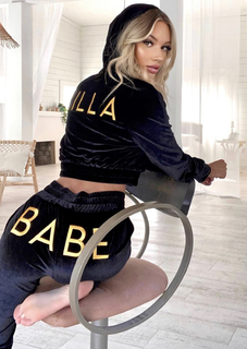 Alexa Collins feet photo thumbnail