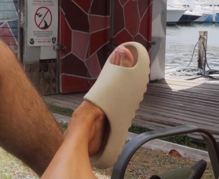 Alexa Collins feet photo thumbnail