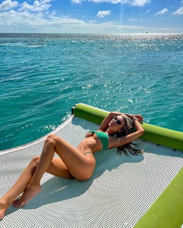 Alexa Collins feet photo thumbnail