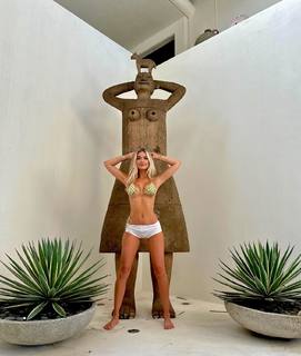 Alexa Collins feet photo thumbnail