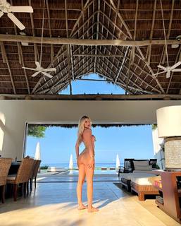 Alexa Collins feet photo thumbnail