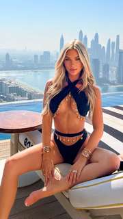 Alexa Collins feet photo thumbnail