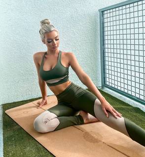 Alexa Collins feet photo thumbnail