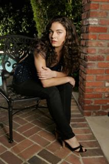 Alexa Davalos feet photo thumbnail