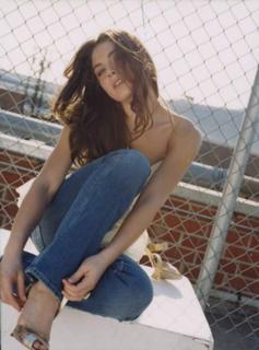 Alexa Davalos feet photo thumbnail