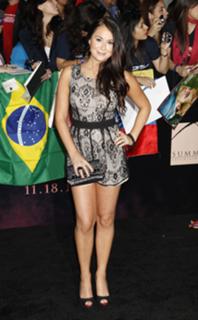 Alexa PenaVega feet photo thumbnail