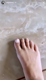 Alexa PenaVega feet photo thumbnail