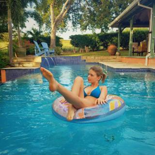 Alexandra Beaton feet photo 3