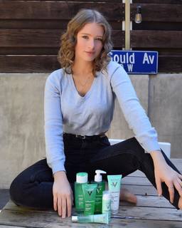 Alexandra Beaton feet photo 7