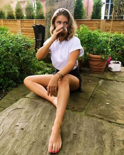 Alexandra Beaton feet photo 2