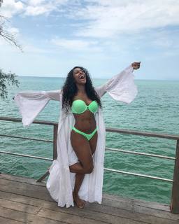 Alexandra Burke feet photo 14