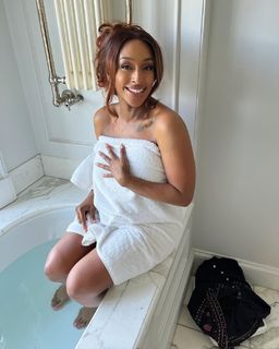 Alexandra Burke feet photo 9