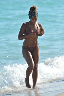 Alexandra Burke feet photo 11
