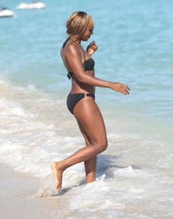 Alexandra Burke feet photo 4
