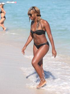 Alexandra Burke feet photo 1